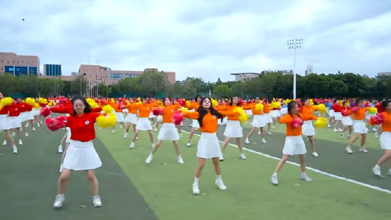 图为运动会开幕式上的健康操表演 。 林佳铭  供图