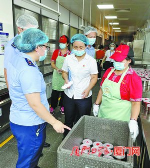 监管人员检查金林湾实验学校食堂后厨。