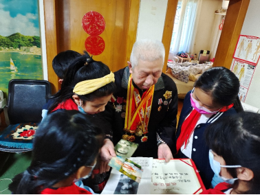 学思践悟 “新时代雷锋精神”:少先队员走近和致敬老党员