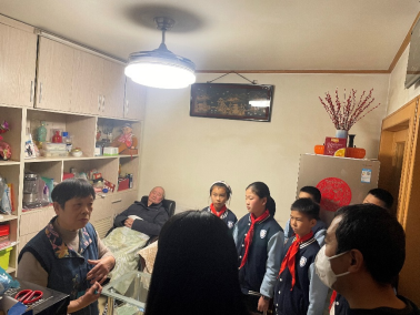 学思践悟 “新时代雷锋精神”:少先队员走近和致敬老党员