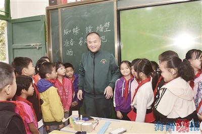 游文晃和孩子們在一起。