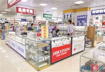 百腦匯的一家商鋪,監控設備應有盡有。見習記者 王溫萍 攝