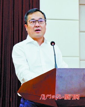 ▲湖里区新聘请招商投资顾问代表,厦门镒田投资管理有限公司执行董事兼总经理叶激艇在区投资促进大会作发言。 (湖里区委宣传部 供图)