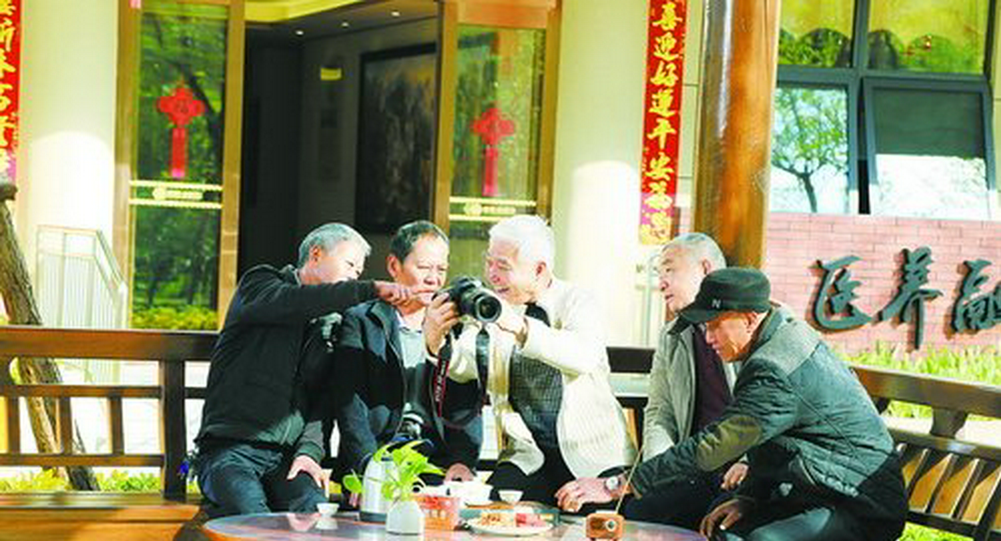 生活在湖里的老年市民朋友,正在快乐地交流。(湖里区委宣传部 供图)