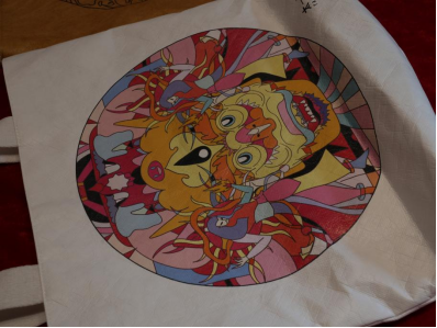 环保背包,共有牛皮色、白色两款设计,简约时尚,深受青年群体的喜爱。选用的背包材质环保无污染,绿色低碳