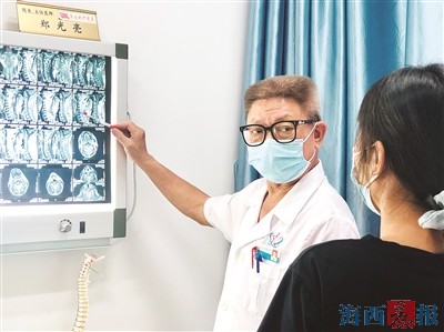 鄭光亮細心為患者講解病情。
