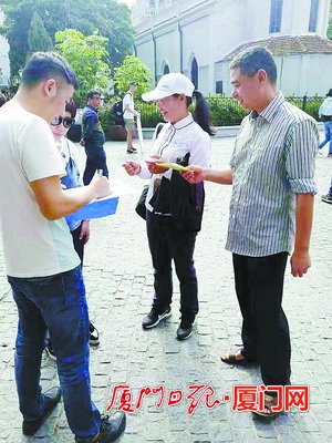 思明区旅游质监所的工作人员(左一)检查讲解员表现。(思明区旅游质监所供图)