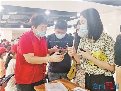 疫苗接種現場,林麗娜(左一)幫助居民登記信息。