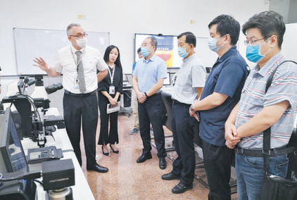 中科院专家走访湖里区重点企业及园区,与有关负责人面对面交流。(供图/通讯员 湖组宣)