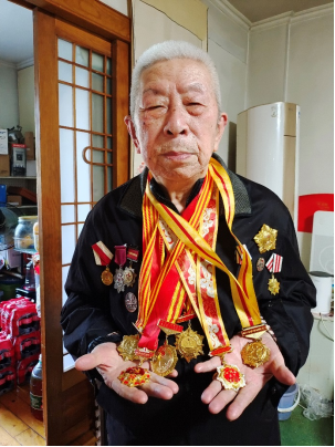 学思践悟 “新时代雷锋精神”:少先队员走近和致敬老党员