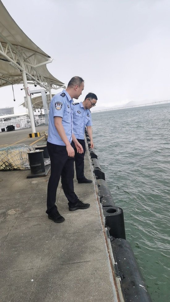 高崎边检站执勤民警正在对五通客运码头趸船泊位进行巡检,摄影:陈峰