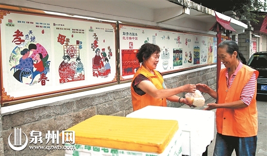 环卫工领到免费早餐 (陈小阳 摄)