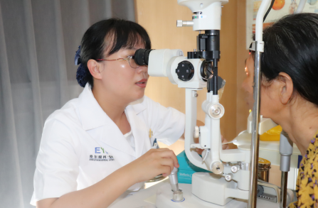 张文淑副主任为张阿姨检查