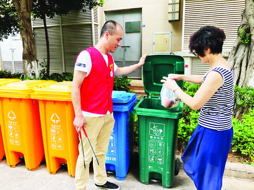 ■编外督导员上岗指导垃圾分类。