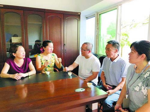 ■爱心人士一起商讨如何帮助李钢。