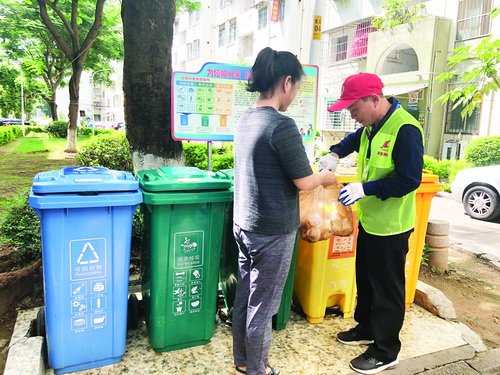 ■曾文吉在督导垃圾分类。
