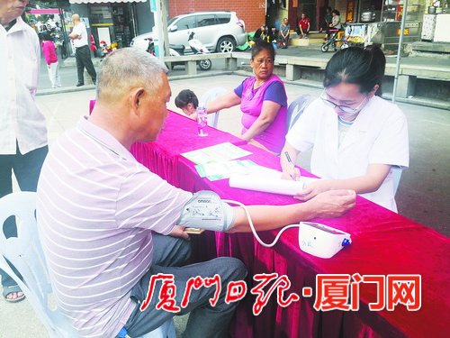 10月28日,湖里街道开展男性健康日宣传活动,并为居民开展义诊。 (范丽珍 摄)