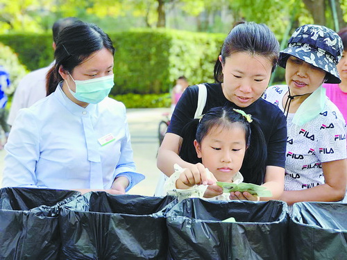 国贸润园物业服务中心开展垃圾分类宣传活动。