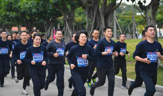 1月6日，厦门出入境边防检查总站机关举办健身悦跑活动全警参与赛开跑。摄影：陈杰