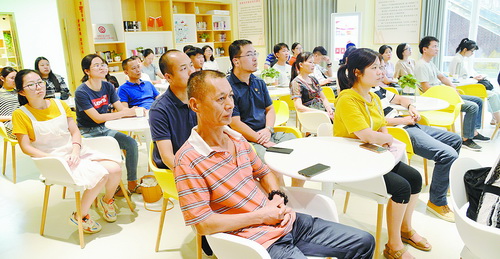 大家聚精会神地参与宣讲活动。