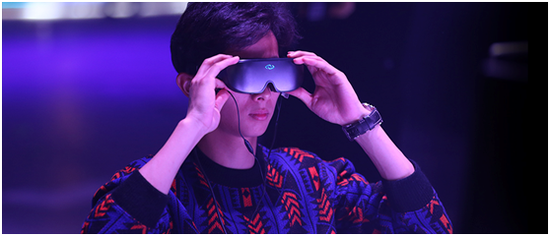 2020年6月3日,中国联通重磅发布VR虚拟营业厅、5Gⁿ AR魔镜和3 Glasses线上线下一体化体验模式