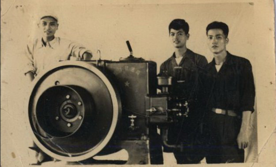 1954年,杨宗钦、马良冰、黄树铭与小东门12HP柴油发电机合影。