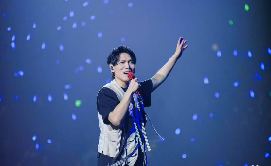 歌手杨宗纬在盛典现场倾情献唱