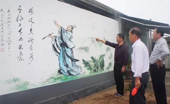 村民在湖山宫龙舟寮交流屈原文化