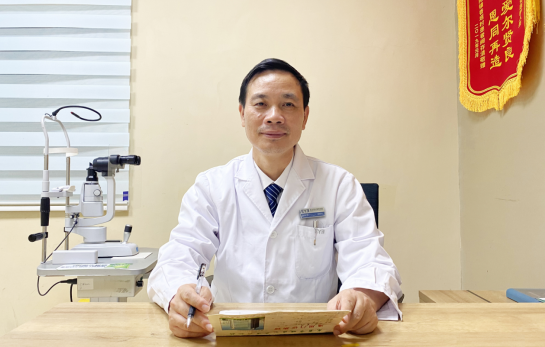 眼科医院院长简历 912c-c09970b4afde209d0138c12510c73a4b.png