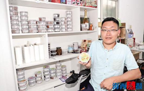 江溢洲创业卖青梅产品,帮助家乡乡亲增收。记者 唐光峰 摄