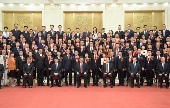 6月25日,党和国家领导人在北京人民大会堂会见第九届全国“人民满意的公务员”和“人民满意的公务员集体”受表彰代表。(新华社记者 李学仁 摄)