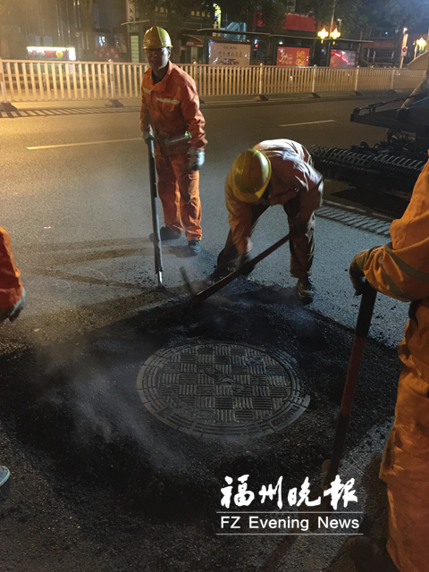 市政人员运用热再生沥青修补技术修复下沉井盖。