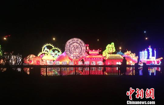 平静的湖面上,长50米《海丝明珠漳州月港》灯组以陶瓷、银锭、帆船和闽南大厝为创作元素,将多彩灯组拼接交融,打造令人惊艳的感官体验。张金川 摄