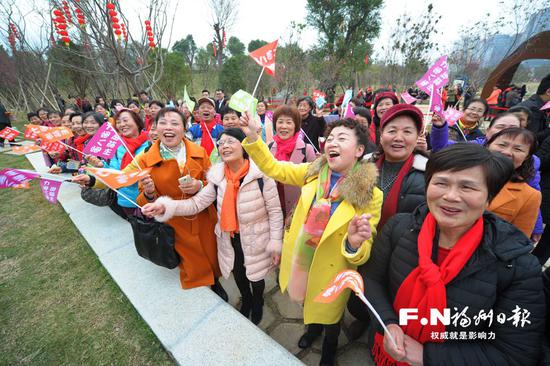 市民唱起虾油味十足的歌谣。福州日报记者 廖云岚 摄