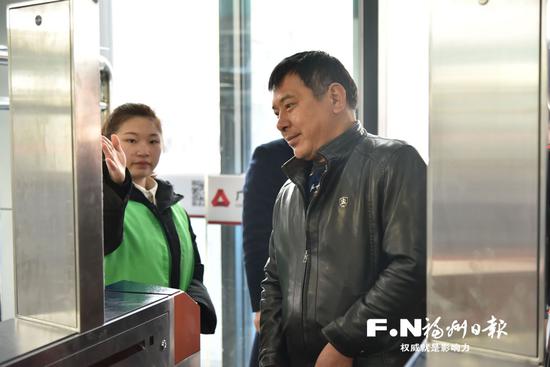 旅客在志愿者指引下“刷脸”