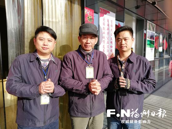 况建(左一)、况才洗(中)和况强(右一)。