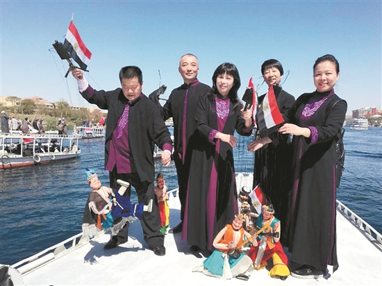 泉州木偶剧团演职人员在埃及“海上狂欢”活动中演出 (洪世键 摄)