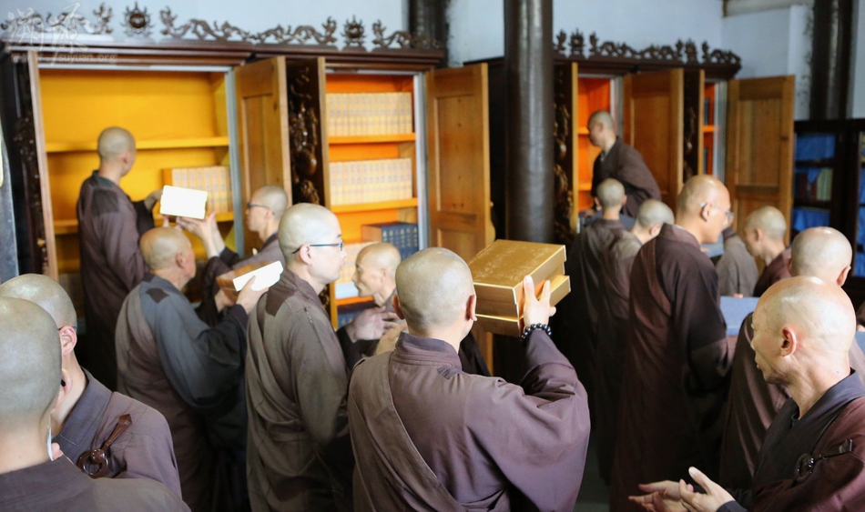 2018年海城大悲寺晒经:珍敬法宝以利长存