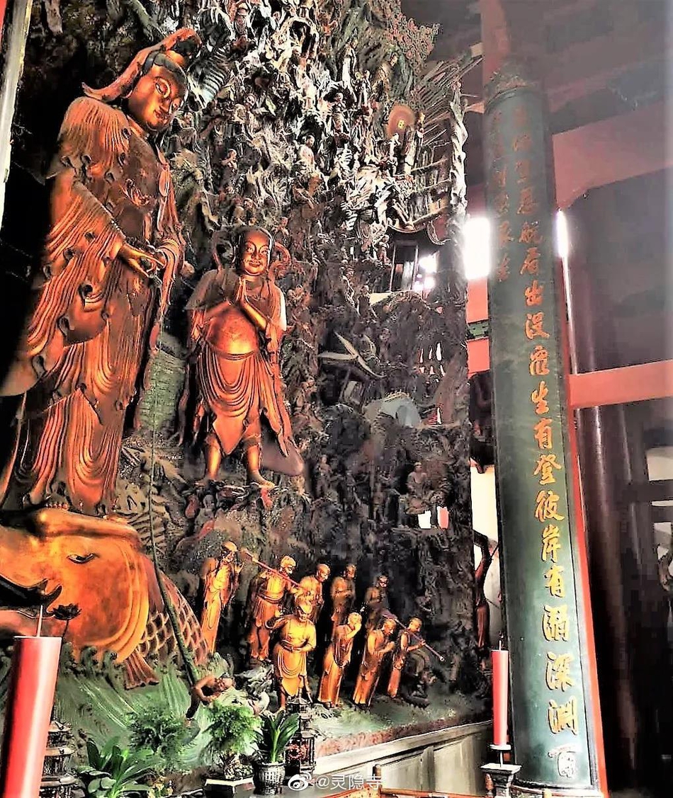 灵隐寺大雄宝殿内后壁抱柱联