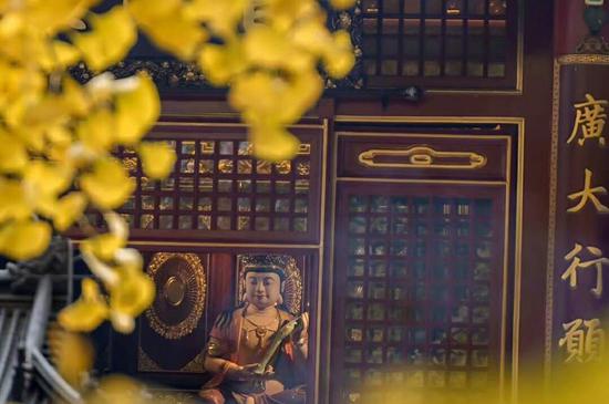 上殿的时候居士能敲法器吗？