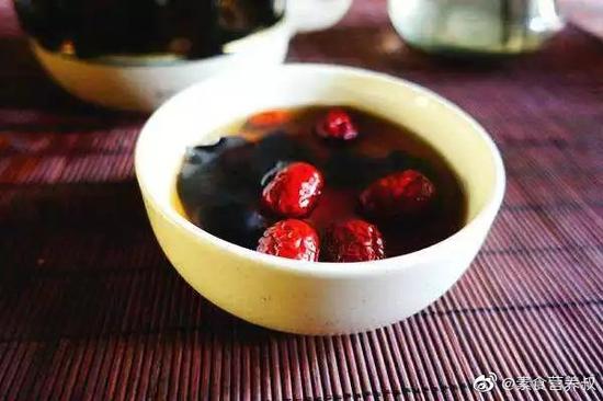 素食养生:黑木耳红枣补血汤