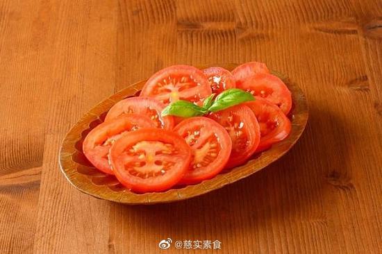 素食养生:冰镇番茄片配绵白糖