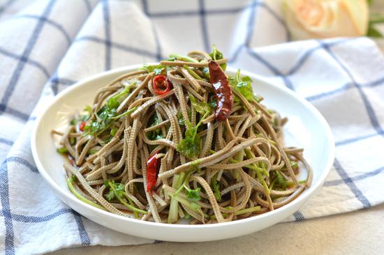 素食养生:炝拌豆腐丝