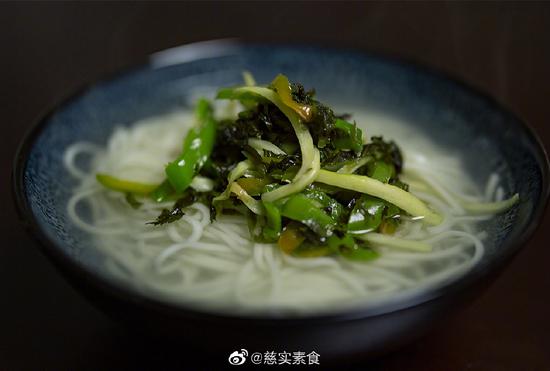 青椒雪菜炒茭白丝，适合配面吃