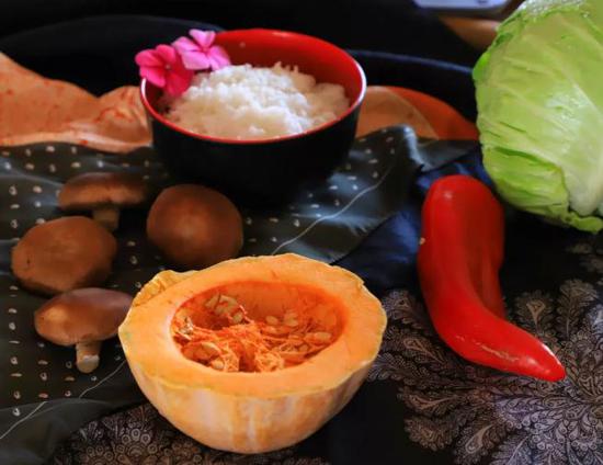 糯糯的南瓜配上米饭和各种食材，料足味香。
