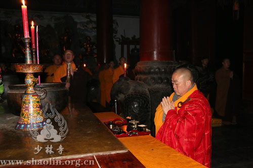 永信法师与少林寺僧众在大雄宝殿内上早课