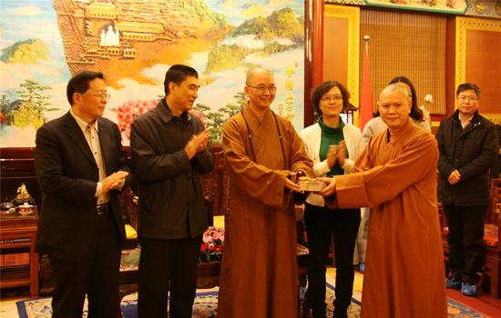 中国佛教协会举行首批《佛教教职人员证》颁发仪式，图为学诚大和尚为首批获证法师颁证