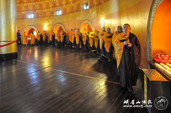 峨眉山金顶华藏寺千灯供佛法会