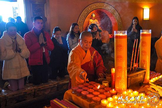 峨眉山金顶华藏寺千灯供佛法会