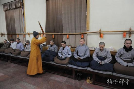 能约束住人的，并不是寺院的规章制度，却是祖师大德的个人魅力所产生的摄受力、凝聚力。